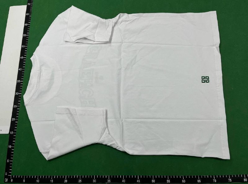 Camiseta  Givenchy -4