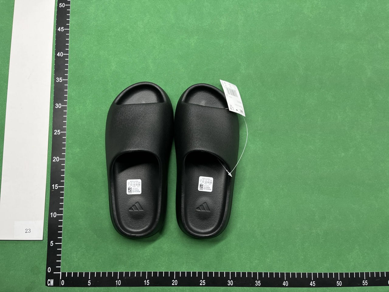 yezzy slippers -3