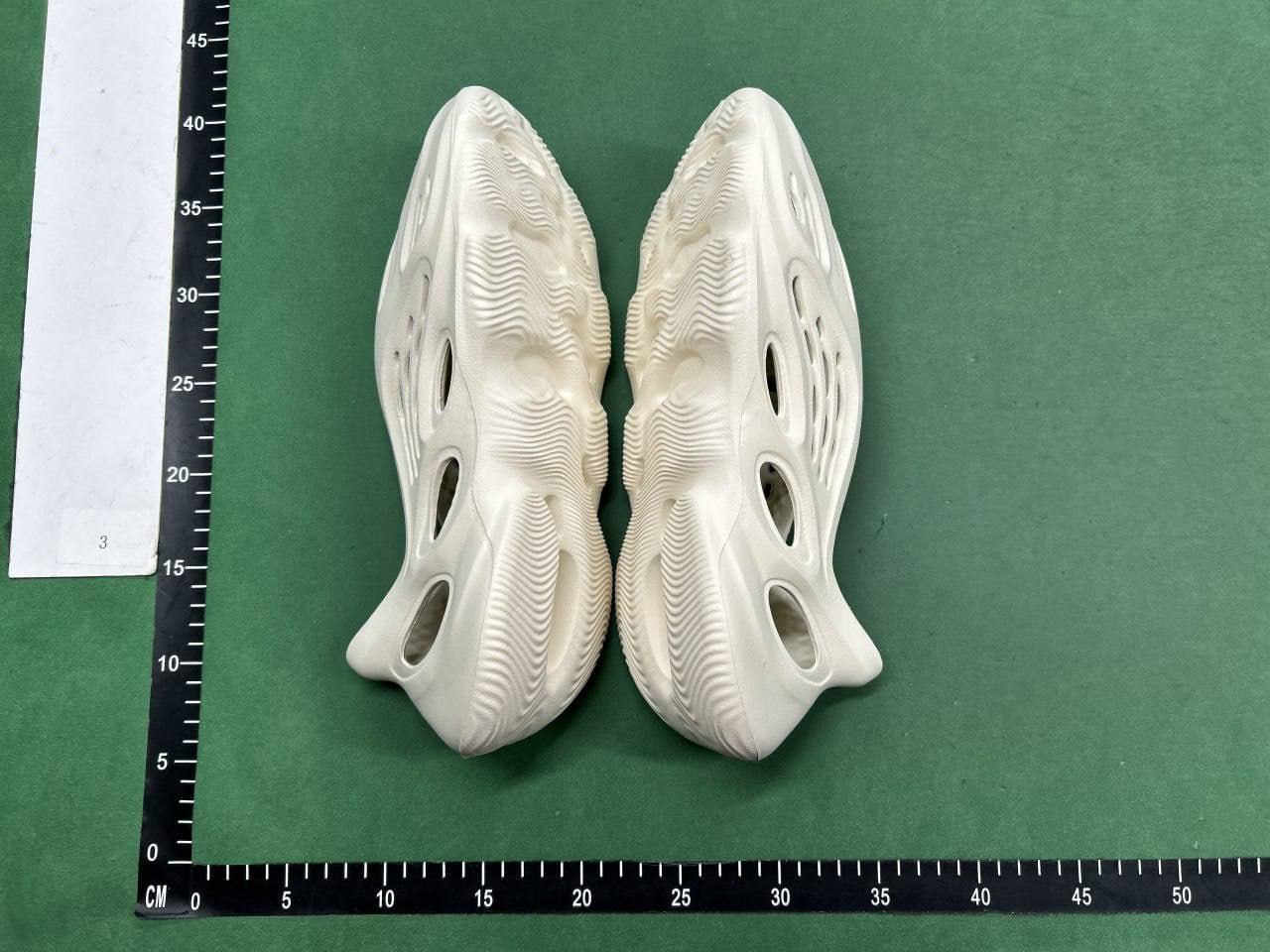 yezzy slippers -4
