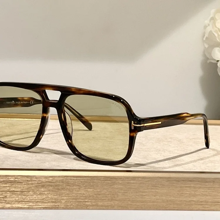 Tom Ford Sunglasses ( 32 + sty