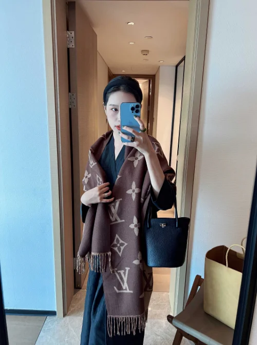 LV Scarf                -2