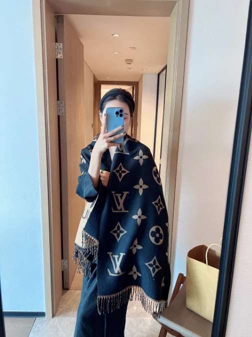 LV Scarf                -4