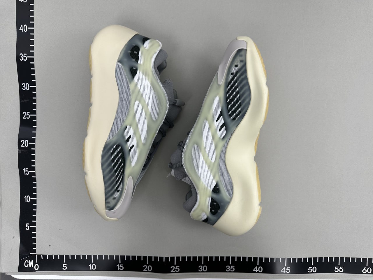 Adidas Yeezy 700 -3