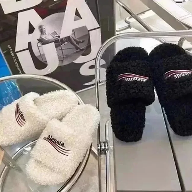 Balenciaga fluffy slippers san