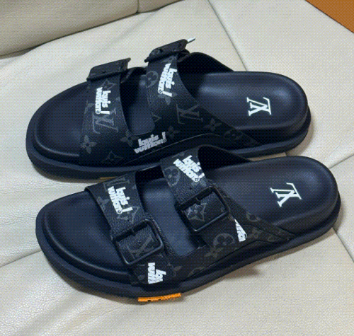  LOUIS VUITTON slippers
