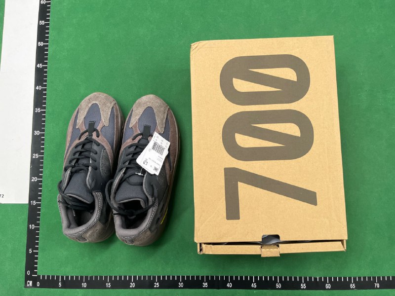OG Yeezy 700 Sneakers [13 styl