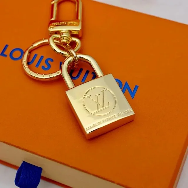 LOUIS VUITTON Lock Keychain [2 styles] -2